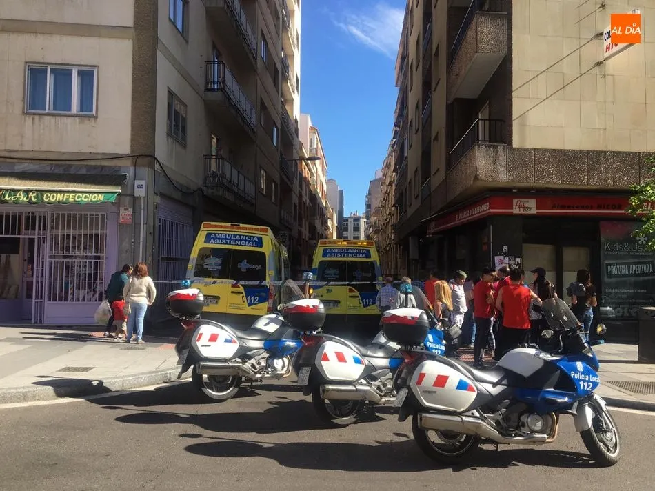 Foto 3 - Rescatan a dos personas que quedaron atrapadas en un montacargas de un garaje de Garrido