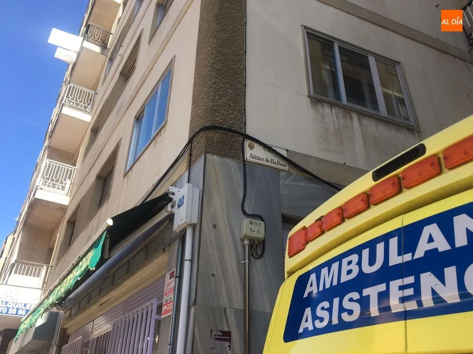 Foto 2 - Rescatan a dos personas que quedaron atrapadas en un montacargas de un garaje de Garrido