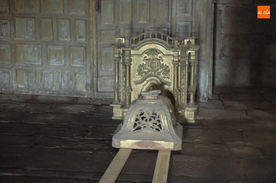 Foto 5 - T&eacute;cnicos en el tratamiento de la carcoma act&uacute;an sobre el retablo de la iglesia de Guadramiro  