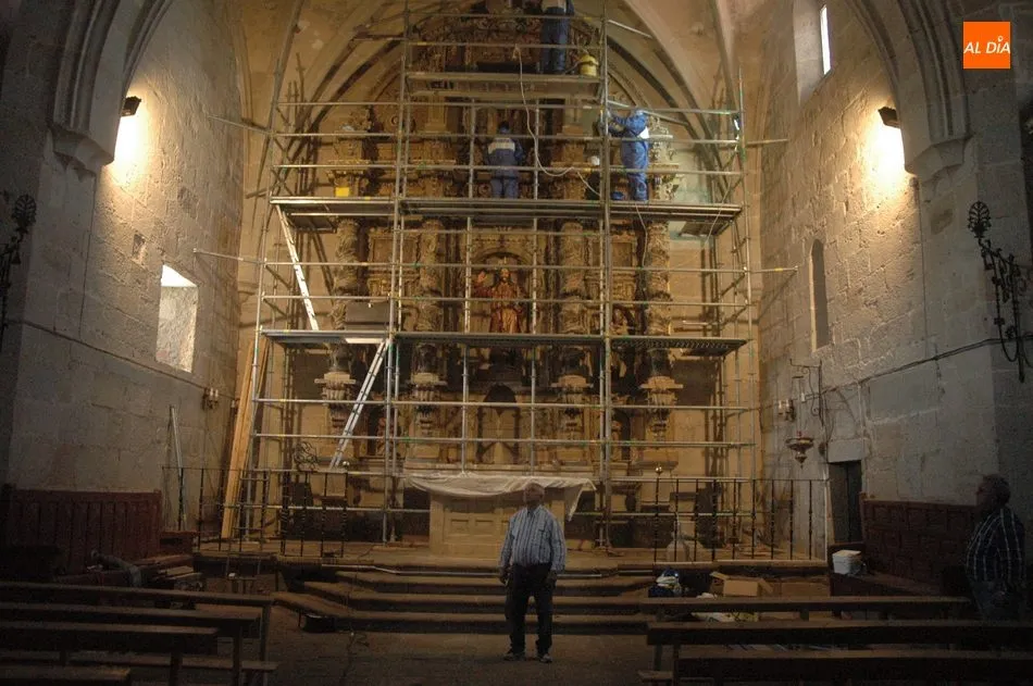Foto 4 - T&eacute;cnicos en el tratamiento de la carcoma act&uacute;an sobre el retablo de la iglesia de Guadramiro  
