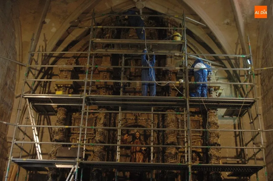 Foto 3 - T&eacute;cnicos en el tratamiento de la carcoma act&uacute;an sobre el retablo de la iglesia de Guadramiro  