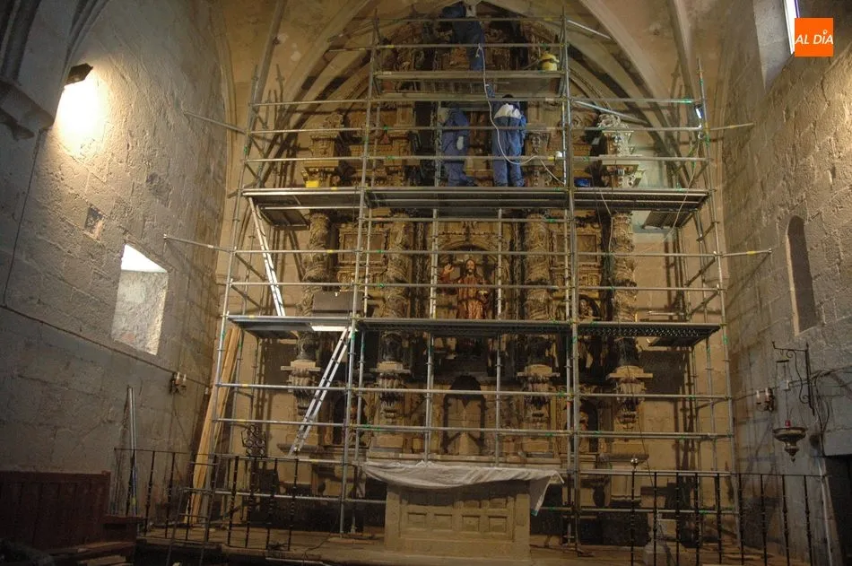 Foto 2 - T&eacute;cnicos en el tratamiento de la carcoma act&uacute;an sobre el retablo de la iglesia de Guadramiro  