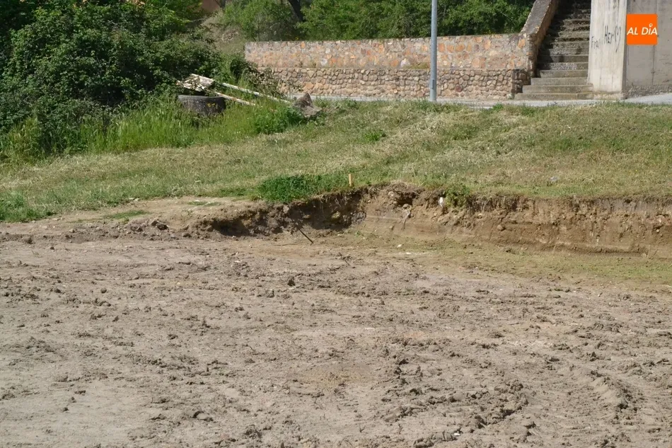 Foto 3 - Primeros trabajos sobre el terreno para la construcci&oacute;n de una pista de skate  