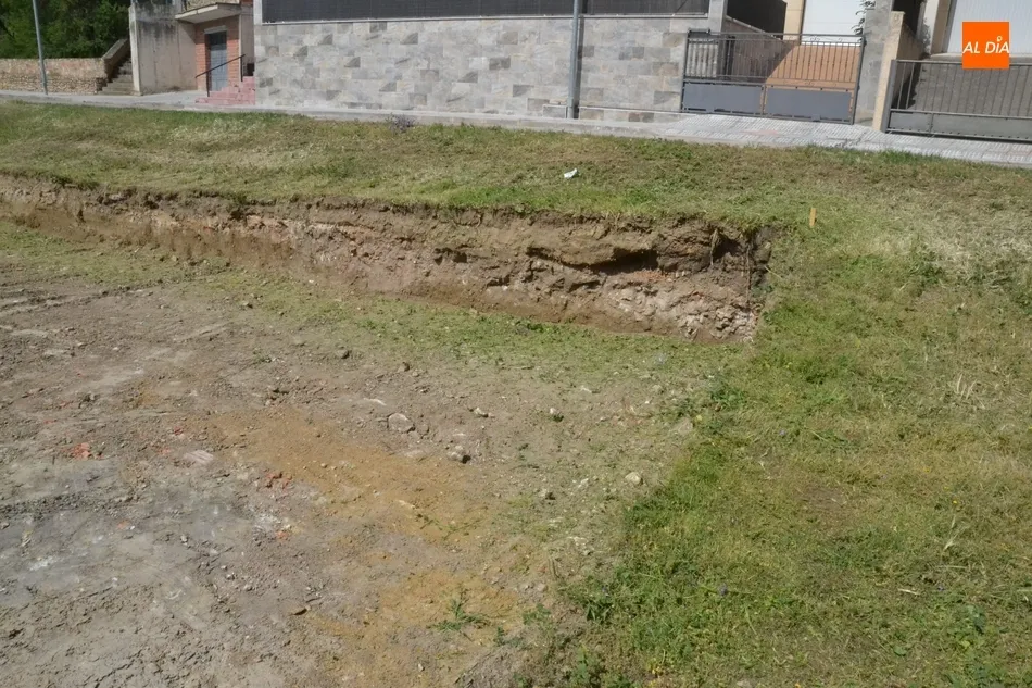 Foto 5 - Primeros trabajos sobre el terreno para la construcci&oacute;n de una pista de skate  