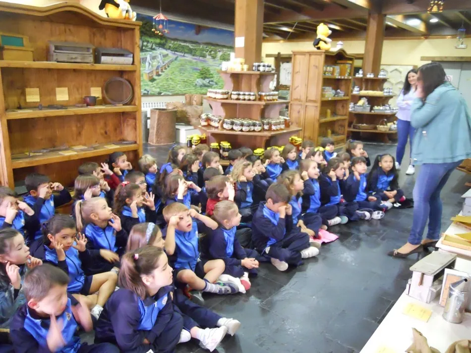 Foto 2 - Alumnos del Colegio San Juan Bosco visitan el&nbsp;Museo&nbsp;de Apicultura de Arapiles&nbsp;