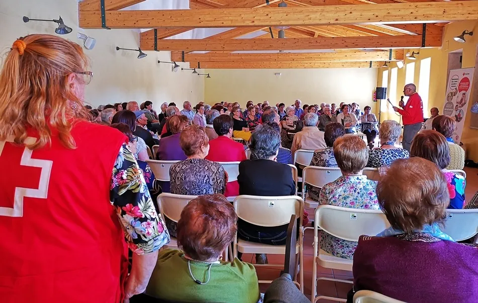 Foto 2 - M&aacute;s de 100 mayores asisten en Fuenteguinaldo a un encuentro organizado por Cruz Roja  