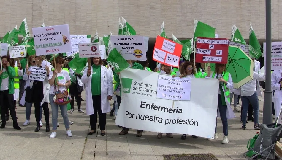 Protestas de Satse a la puerta de las Cortes regionales