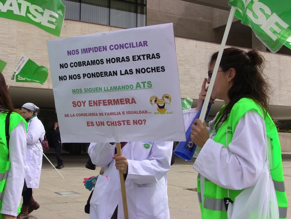 Foto 2 - Protestas junto a las Cortes por las condiciones laborales de las enfermeras de Servicios Sociales