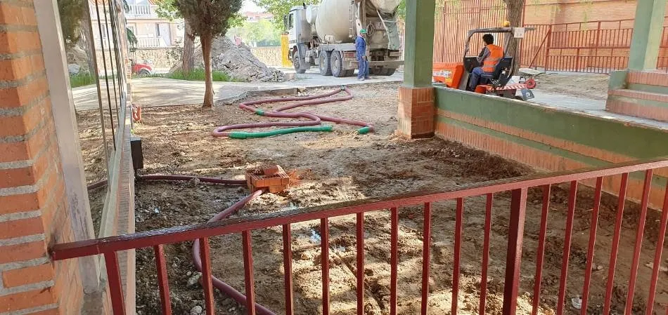 Obras en la entrada de la Escuela de Música de Santa Marta de Tormes
