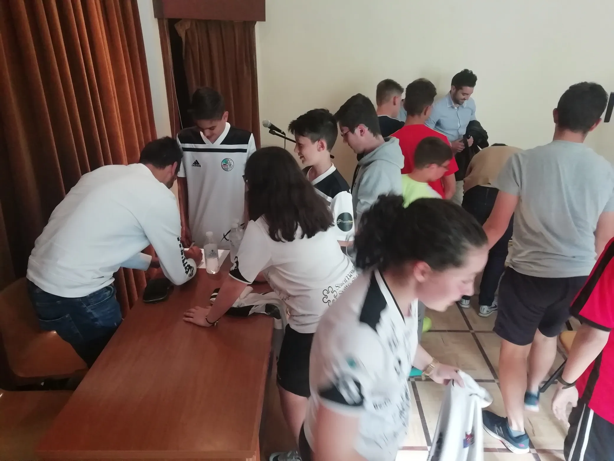 Foto 3 - Carpio y De la Nava dan una charla de f&uacute;tbol en el Colegio Calasanz