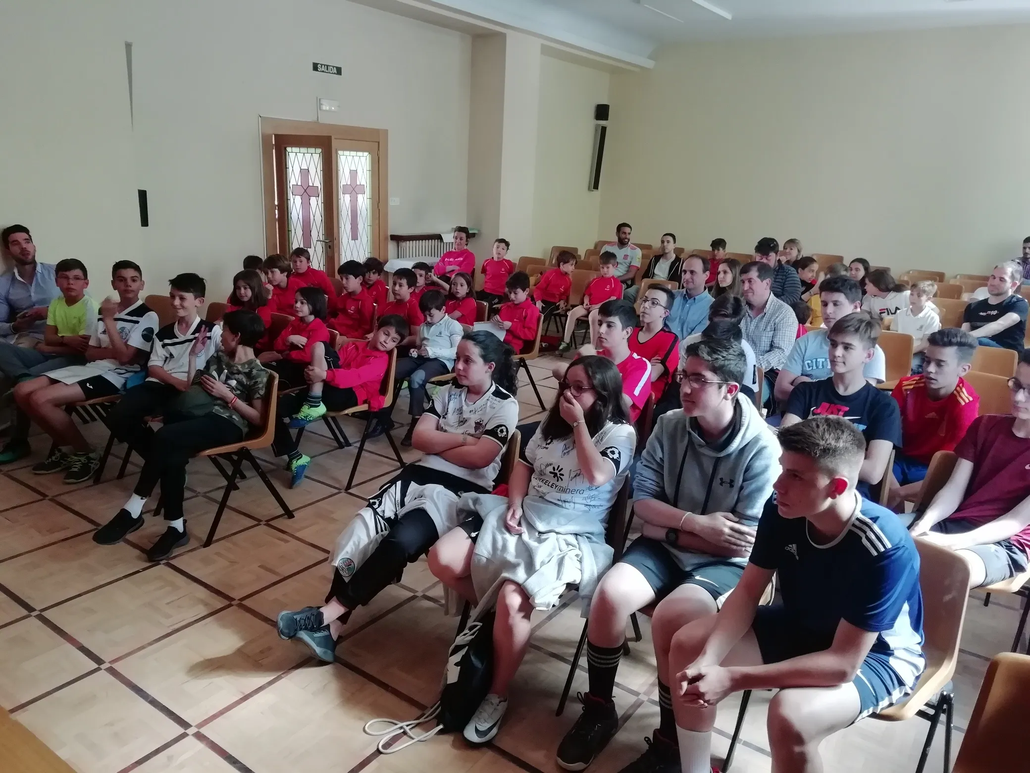 Foto 2 - Carpio y De la Nava dan una charla de f&uacute;tbol en el Colegio Calasanz