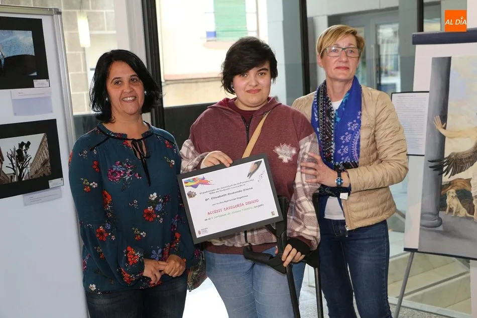 Foto 6 - Andrea Gonz&aacute;lez, Deina Porras, Aar&oacute;n Rueda y Carolina S&aacute;nchez reciben los premios del Certamen...