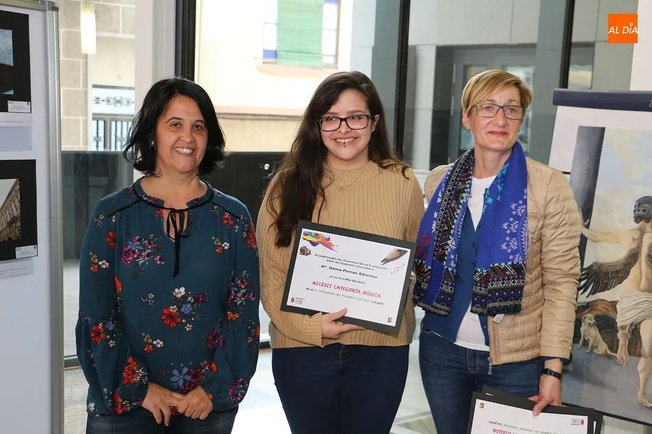 Foto 5 - Andrea Gonz&aacute;lez, Deina Porras, Aar&oacute;n Rueda y Carolina S&aacute;nchez reciben los premios del Certamen...