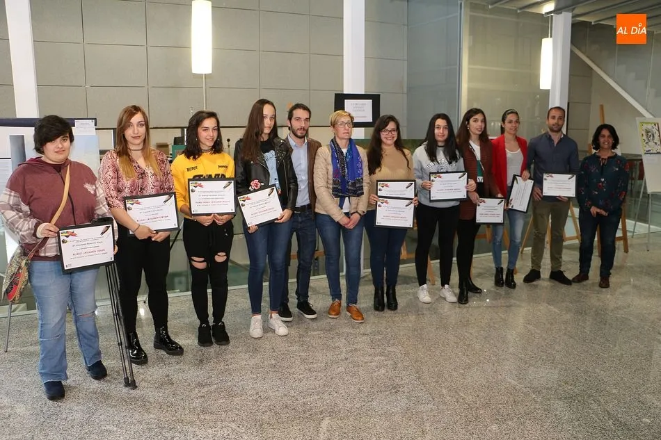 Foto 4 - Andrea Gonz&aacute;lez, Deina Porras, Aar&oacute;n Rueda y Carolina S&aacute;nchez reciben los premios del Certamen...