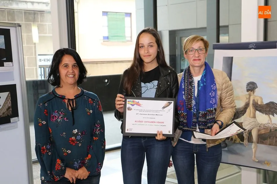 Foto 3 - Andrea Gonz&aacute;lez, Deina Porras, Aar&oacute;n Rueda y Carolina S&aacute;nchez reciben los premios del Certamen...