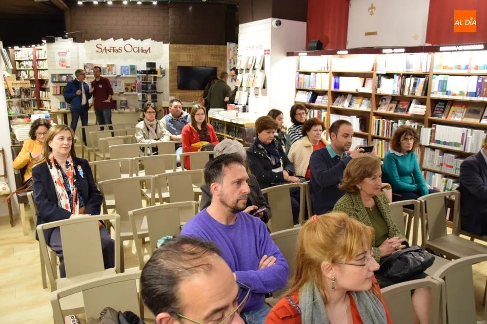 Foto 2 - Mar&iacute;a Reig presenta a los lectores salmantinos su primera y apasionante novela &lsquo;Papel y tinta&rsquo; ...