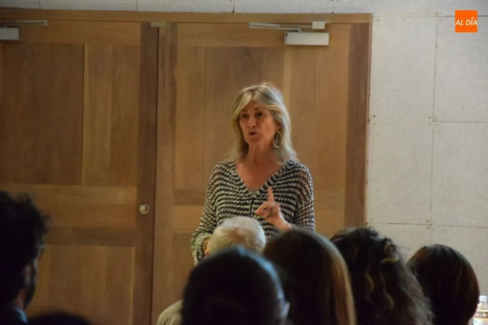 Foto 2 - &Aacute;ngeles Almeida Parra imparte en la Casa de las Conchas una charla divulgativa sobre el ictus  