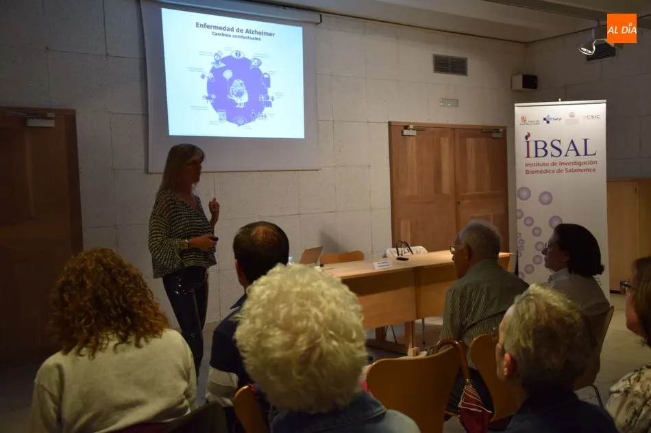 Foto 3 - &Aacute;ngeles Almeida Parra imparte en la Casa de las Conchas una charla divulgativa sobre el ictus  