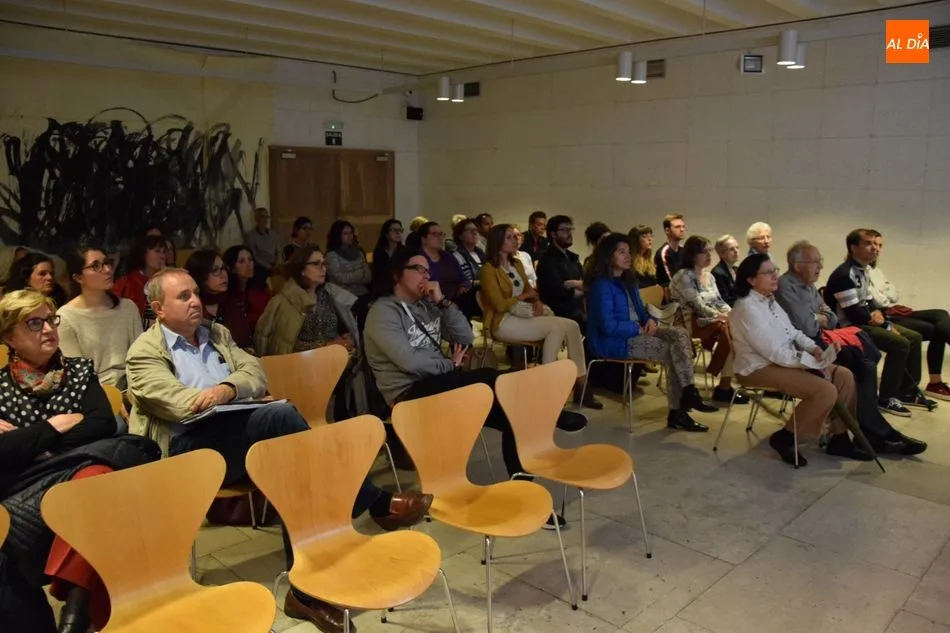 Foto 4 - &Aacute;ngeles Almeida Parra imparte en la Casa de las Conchas una charla divulgativa sobre el ictus  