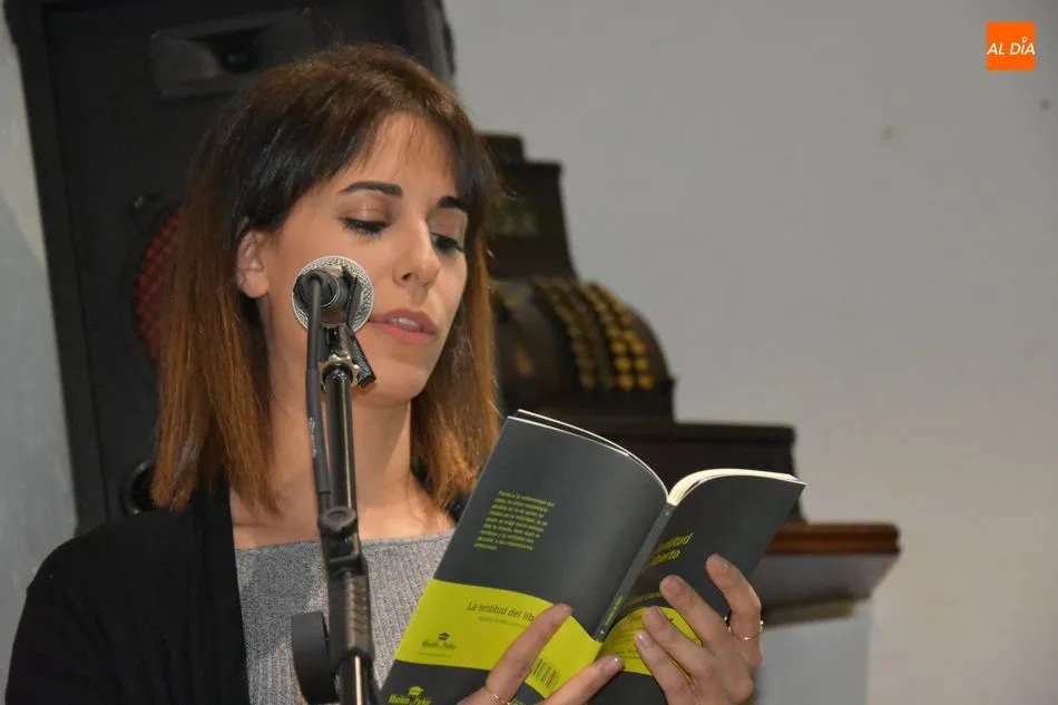 Foto 3 - &Aacute;ngeles P&eacute;rez L&oacute;pez y Gabriel Vi&ntilde;als, ejemplares &uacute;nicos de poes&iacute;a y pintura