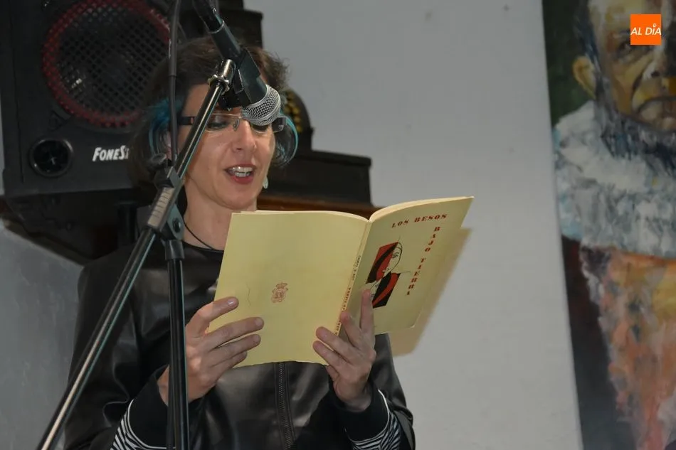 Foto 2 - &Aacute;ngeles P&eacute;rez L&oacute;pez y Gabriel Vi&ntilde;als, ejemplares &uacute;nicos de poes&iacute;a y pintura