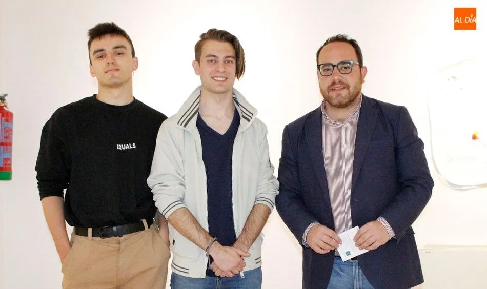 El artista SemiGarcía, junto al concejal Daniel Llanos y el bailarín ArthurArtts. Foto de Elena López