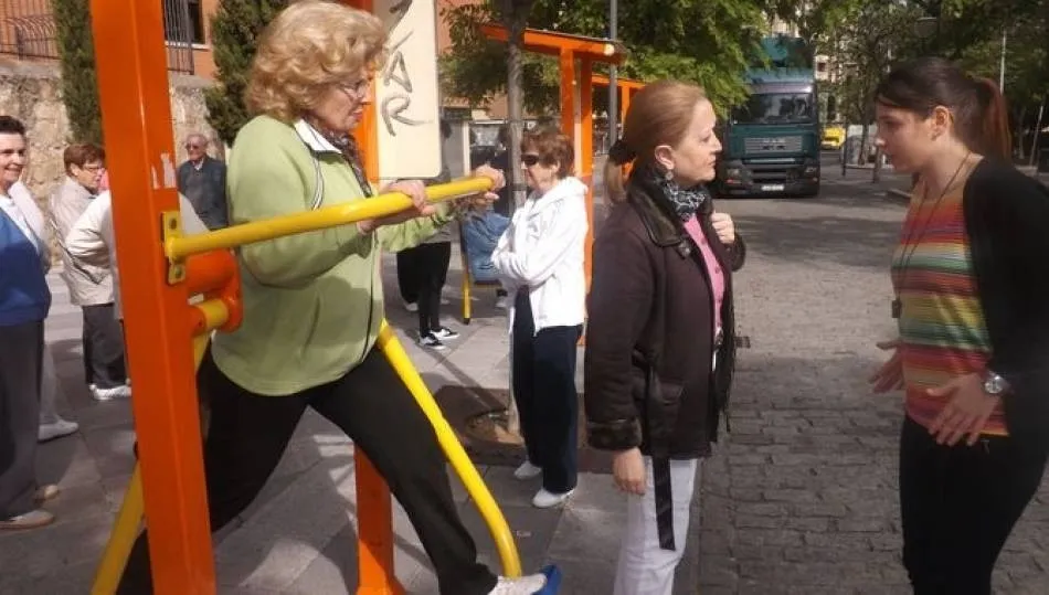 El programa está dirigido a personas pensionistas o jubiladas, con 60 o más años que posean el Carné Municipal de Mayores