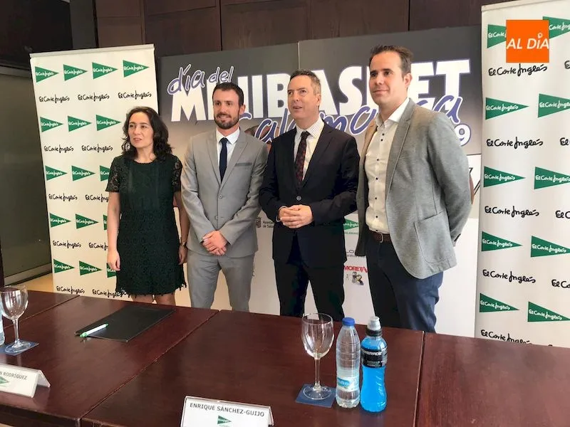 Autoridades presentes durante la presentación del evento / Pedro Zaballos