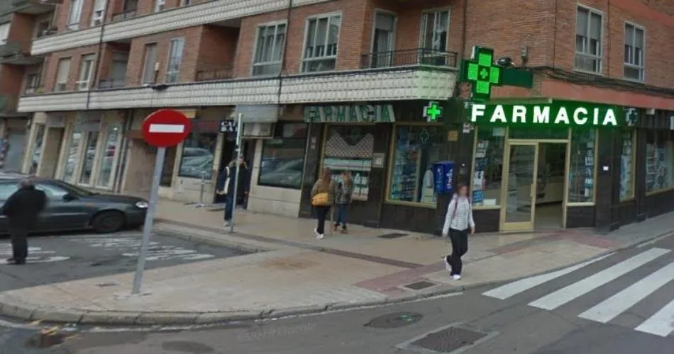 Una de las farmacias de la avenida de Comuneros. Foto Google Maps