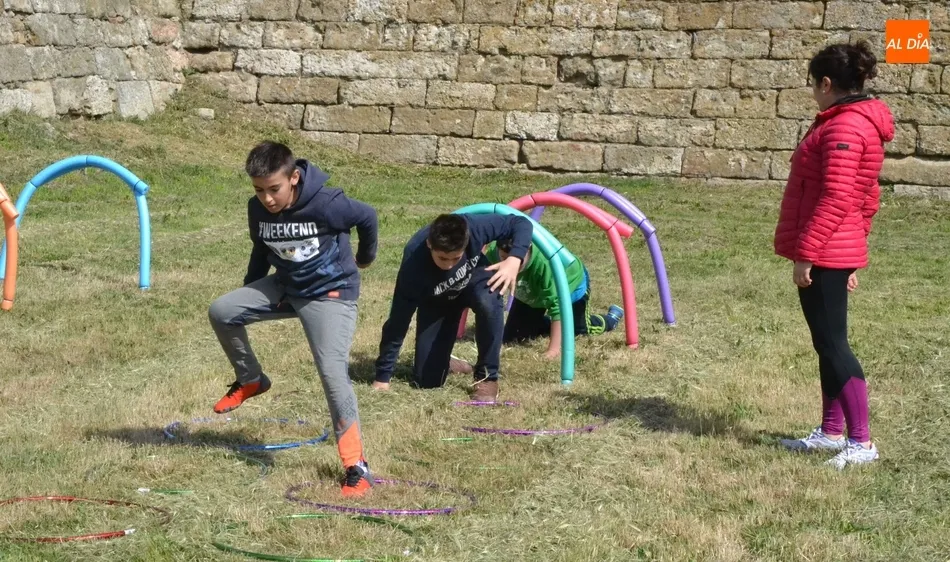 Foto 11 - Los alumnos de Primaria, de gymkana por los fosos para festejar el 75 Aniversario  