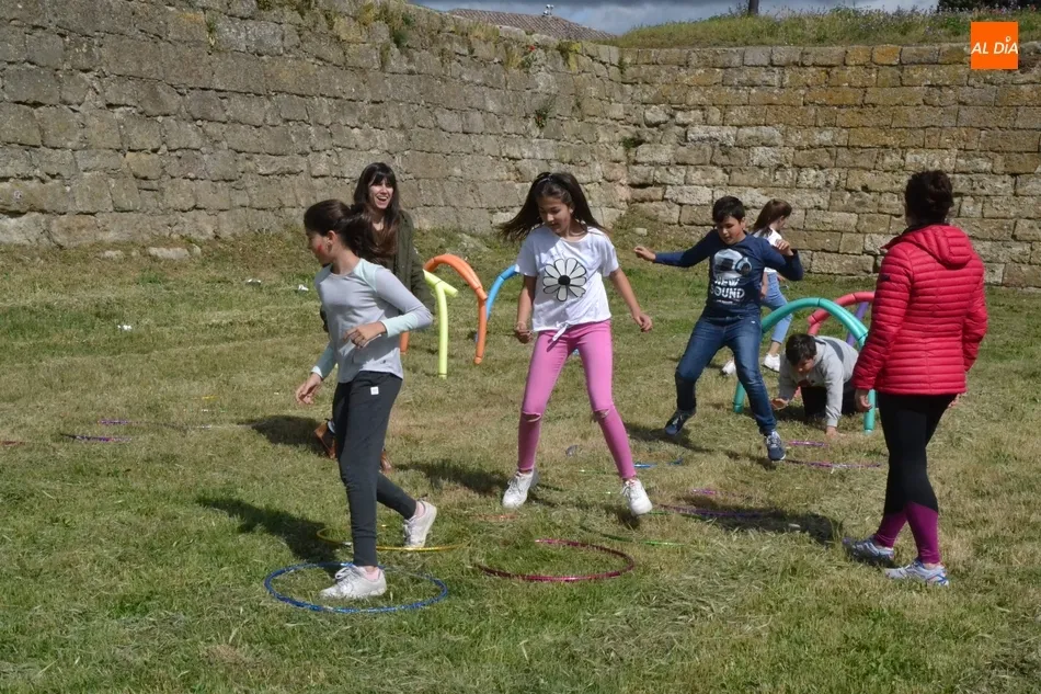 Foto 10 - Los alumnos de Primaria, de gymkana por los fosos para festejar el 75 Aniversario  