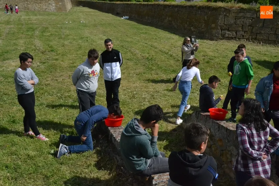 Foto 7 - Los alumnos de Primaria, de gymkana por los fosos para festejar el 75 Aniversario  