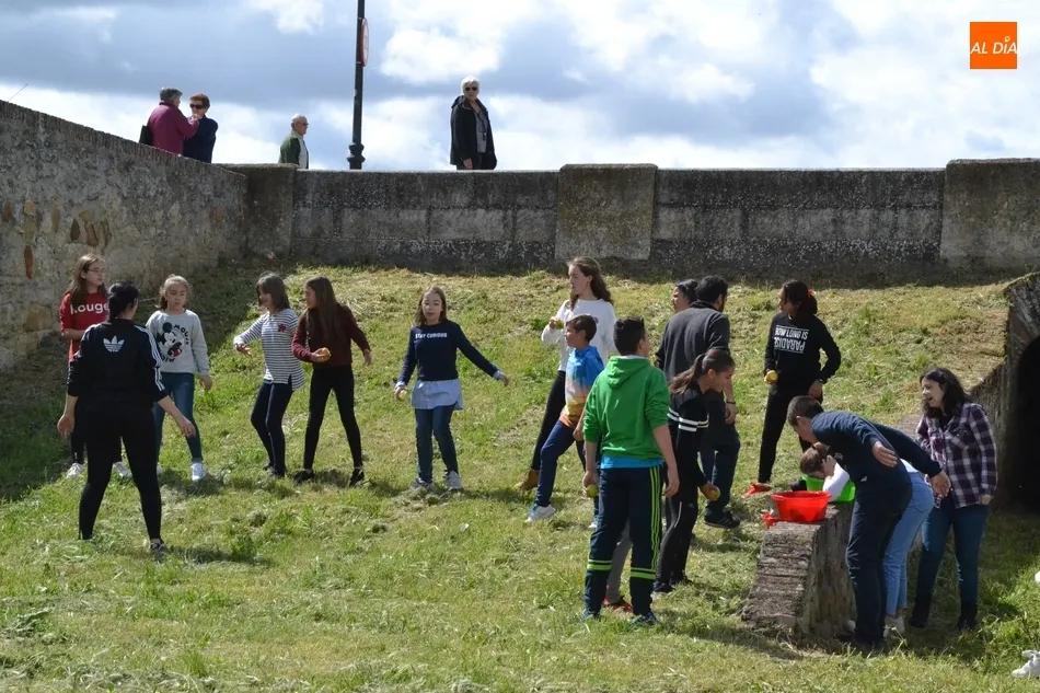Foto 8 - Los alumnos de Primaria, de gymkana por los fosos para festejar el 75 Aniversario  