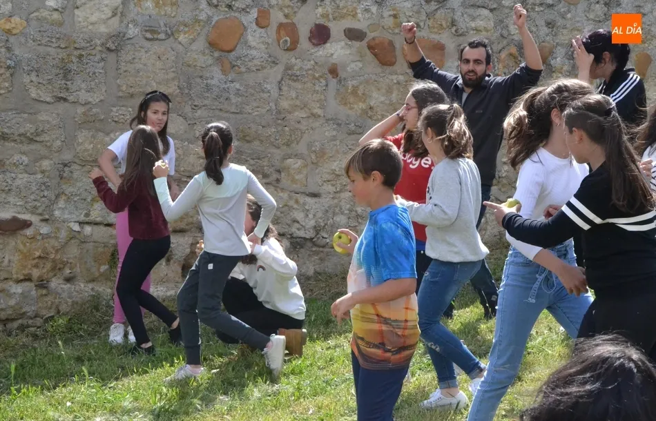 Foto 5 - Los alumnos de Primaria, de gymkana por los fosos para festejar el 75 Aniversario  