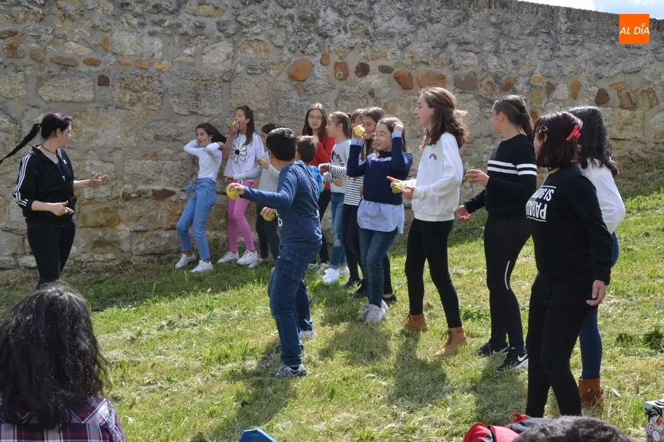 Foto 6 - Los alumnos de Primaria, de gymkana por los fosos para festejar el 75 Aniversario  