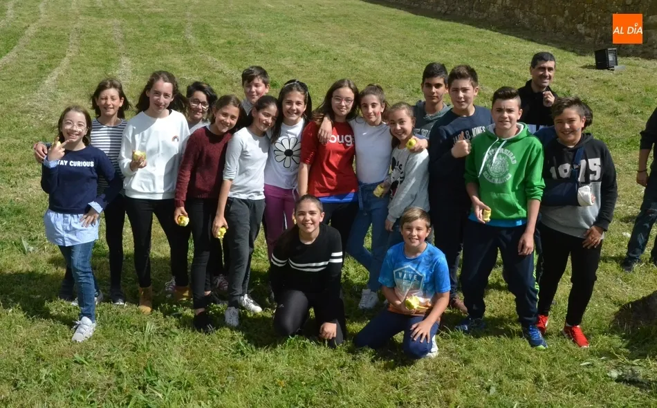 Foto 2 - Los alumnos de Primaria, de gymkana por los fosos para festejar el 75 Aniversario  