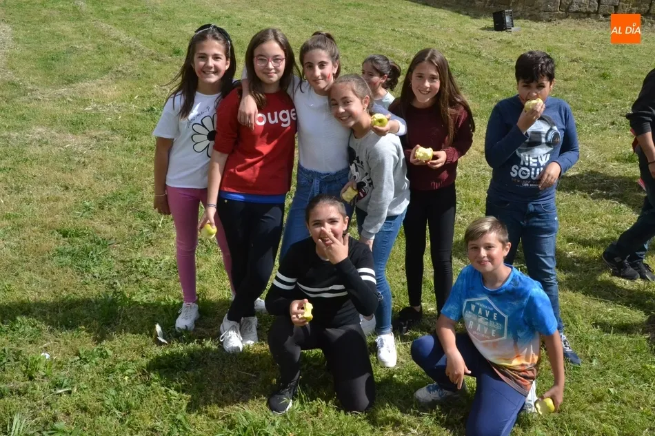 Foto 3 - Los alumnos de Primaria, de gymkana por los fosos para festejar el 75 Aniversario  