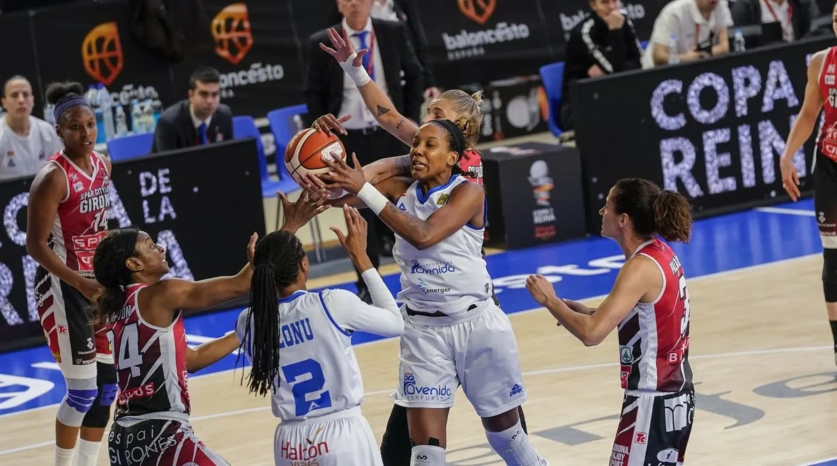 Robinson entra a canasta en un partido ante Uni Girona / FEB