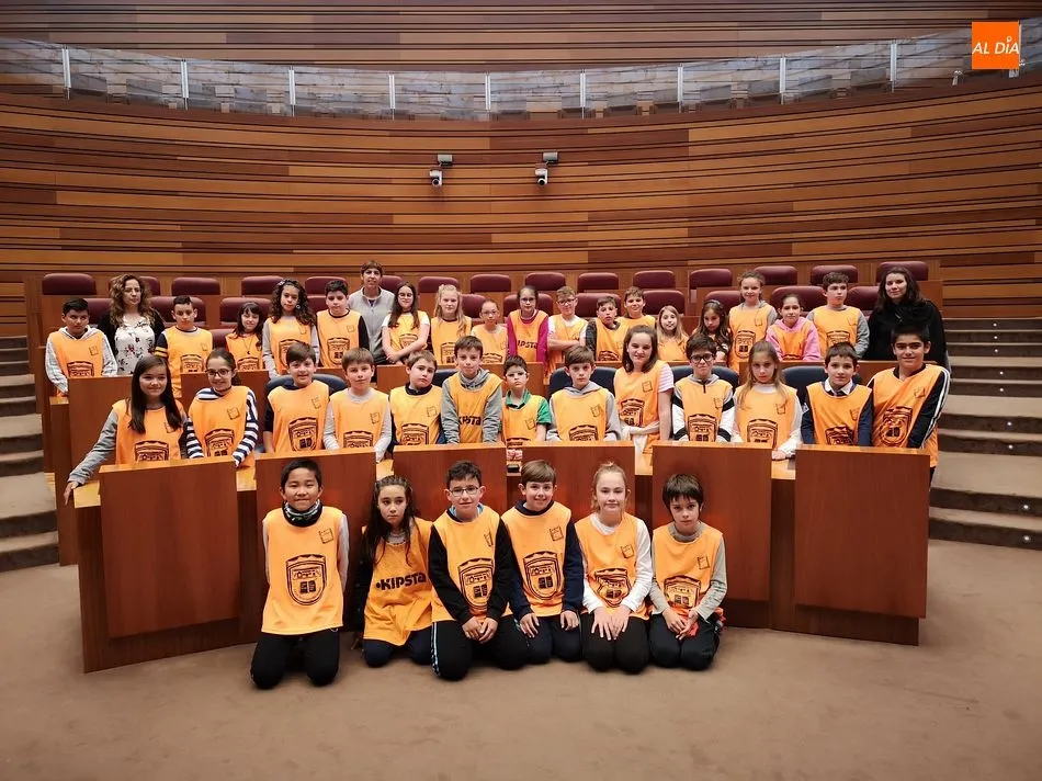 Un centenar de escolares de Guijuelo visitan las Cortes de Castilla y León
