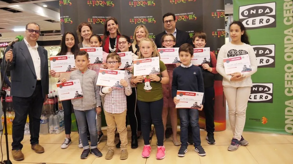 Entrega de los premios del concurso de redacción infantil del Centro Comercial El Tormes