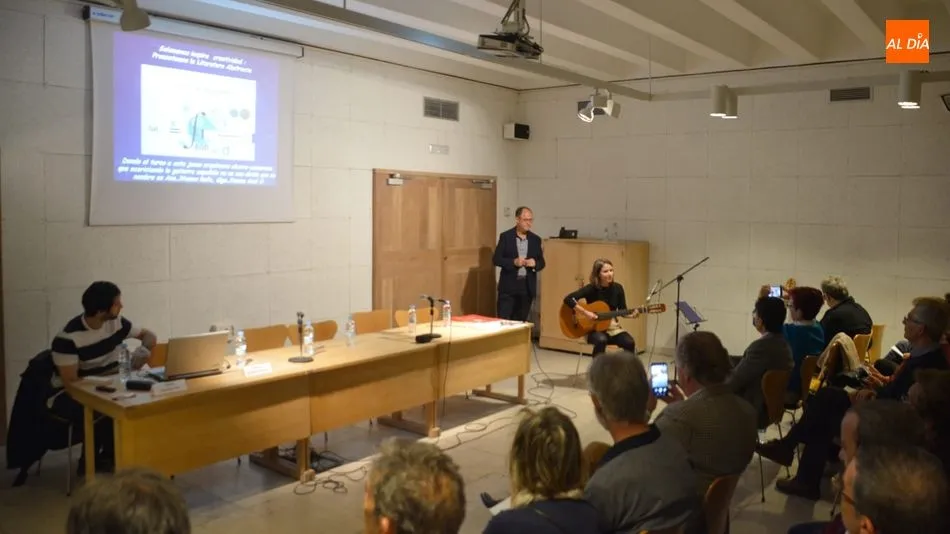 Un momento de la presentación de la Literatura Abstracta en la Casa de las Conchas. Foto de Lydia González