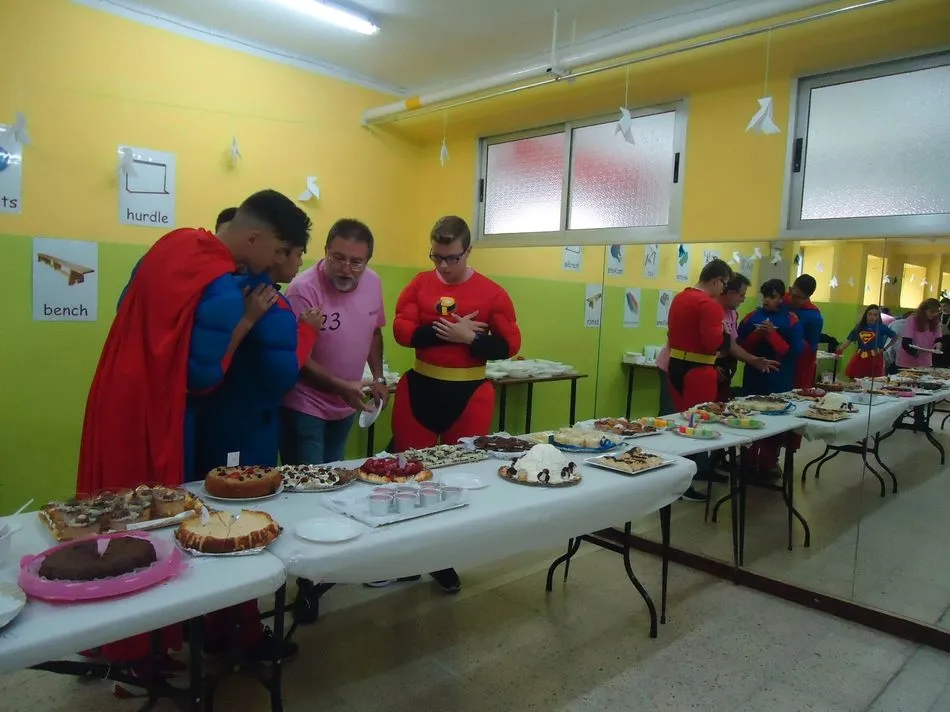 Foto 10 - El Colegio Padres Trinitarios inicia sus fiestas con concurso de pinchos y desfile de disfraces