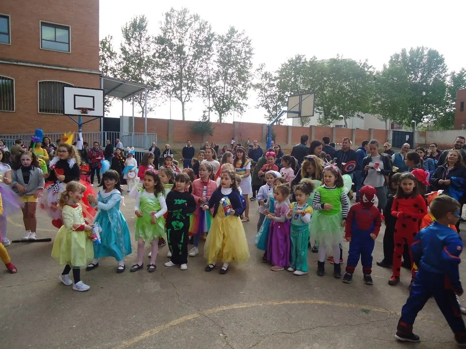 Foto 9 - El Colegio Padres Trinitarios inicia sus fiestas con concurso de pinchos y desfile de disfraces