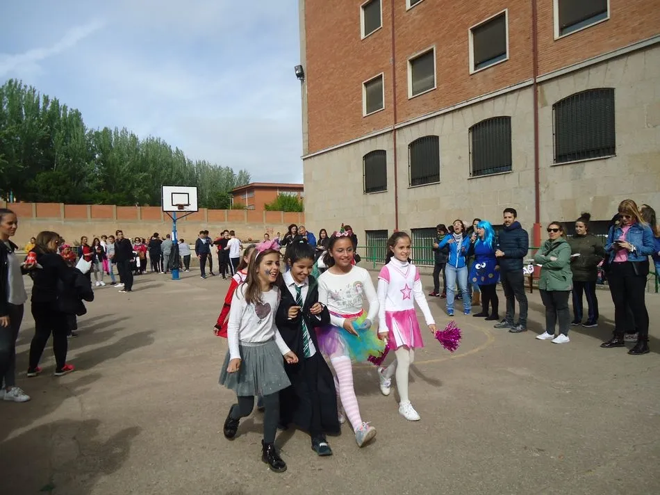 Foto 8 - El Colegio Padres Trinitarios inicia sus fiestas con concurso de pinchos y desfile de disfraces