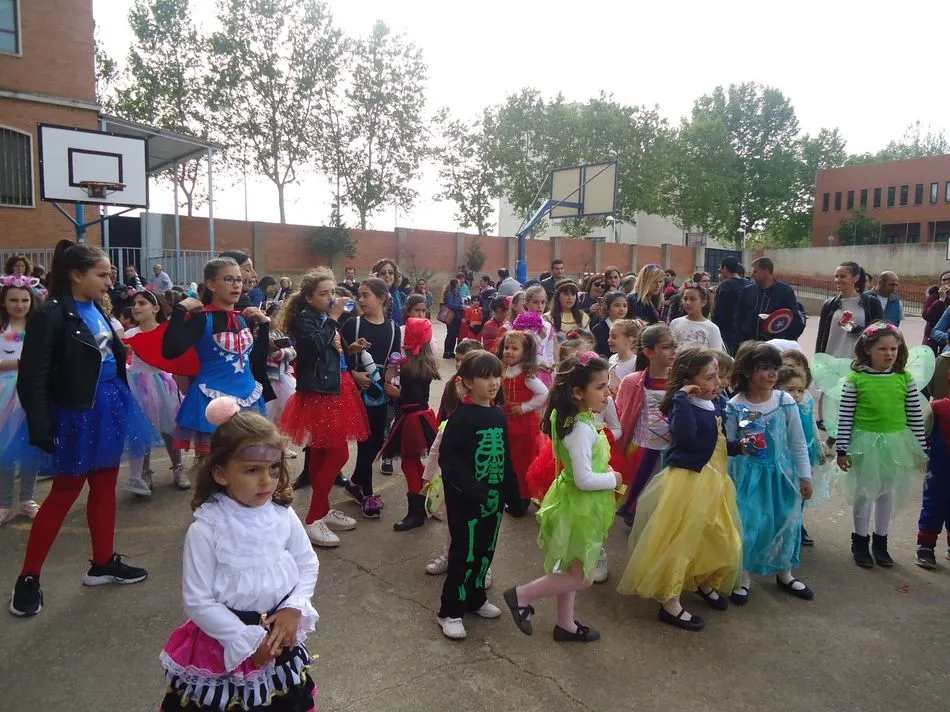 Foto 7 - El Colegio Padres Trinitarios inicia sus fiestas con concurso de pinchos y desfile de disfraces