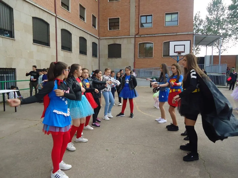 Foto 5 - El Colegio Padres Trinitarios inicia sus fiestas con concurso de pinchos y desfile de disfraces