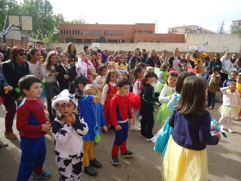 Foto 4 - El Colegio Padres Trinitarios inicia sus fiestas con concurso de pinchos y desfile de disfraces