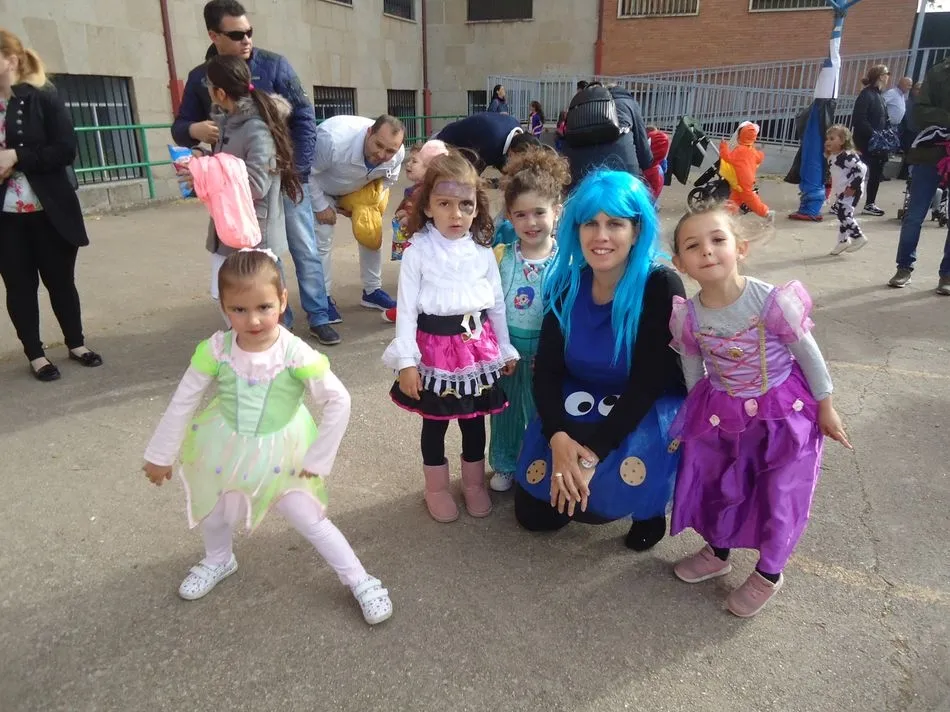 Foto 3 - El Colegio Padres Trinitarios inicia sus fiestas con concurso de pinchos y desfile de disfraces