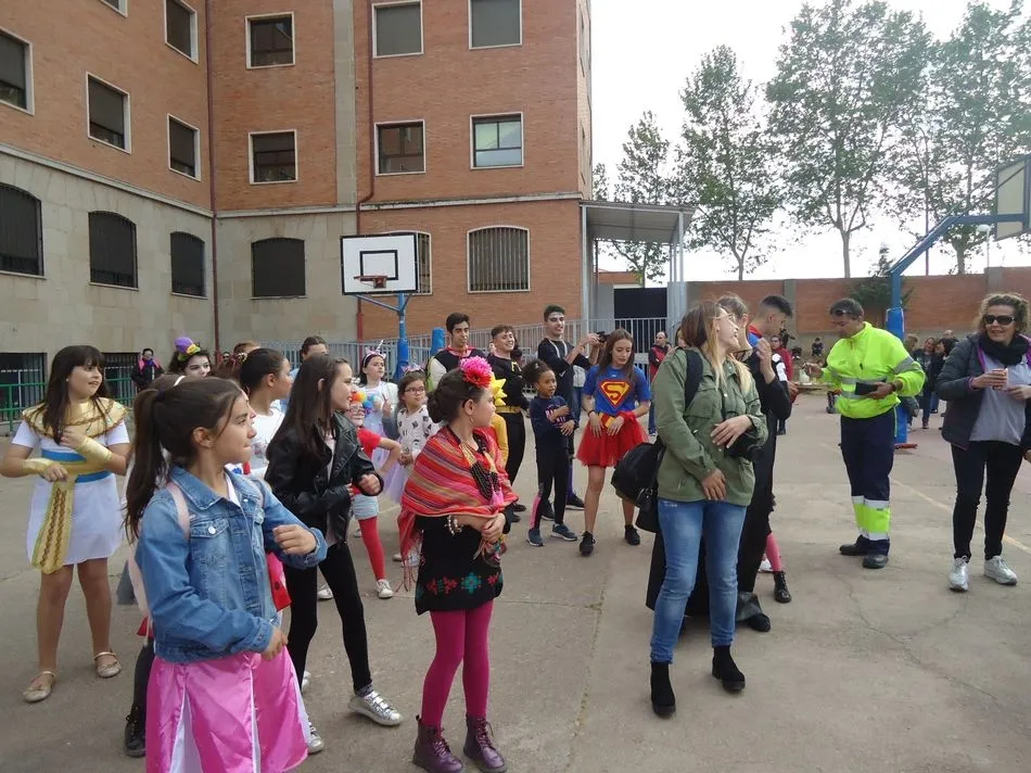 Foto 2 - El Colegio Padres Trinitarios inicia sus fiestas con concurso de pinchos y desfile de disfraces