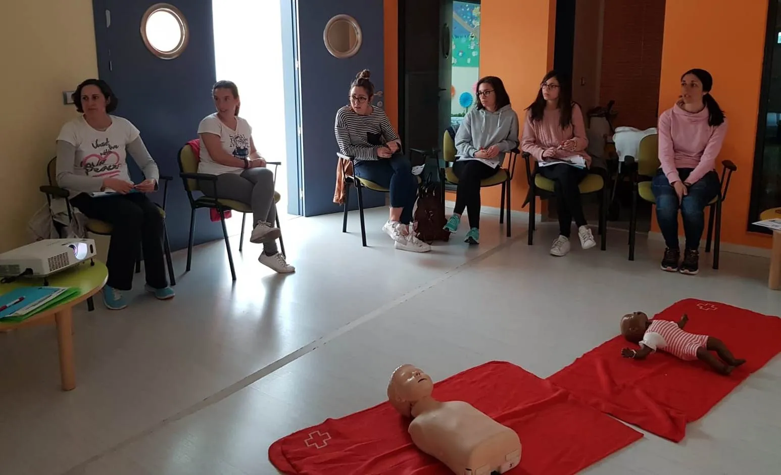Las empleadas de la Escuela Infantil reciben un curso de Primeros Auxilios  